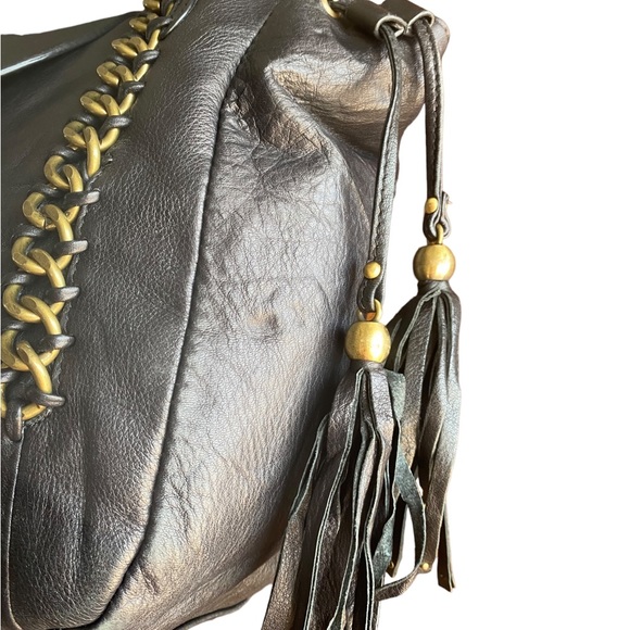 NAN black shoulder bag. Very roomy to hold a lot all hardware in good shape - Picture 15 of 16